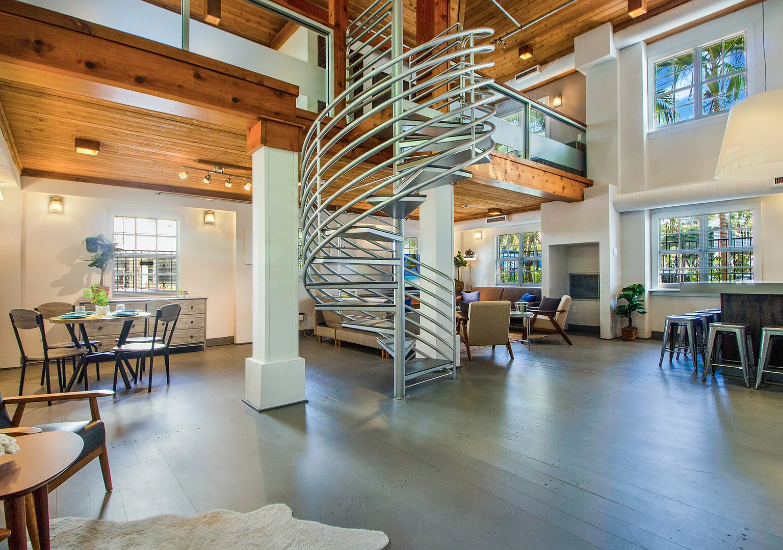 Unit 1- 2 story loft sleeps 4 steps from the beach — Photo 2