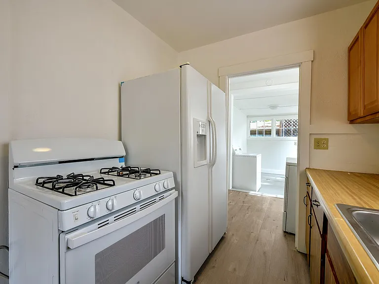 1430 Mercy St — Photo 6
