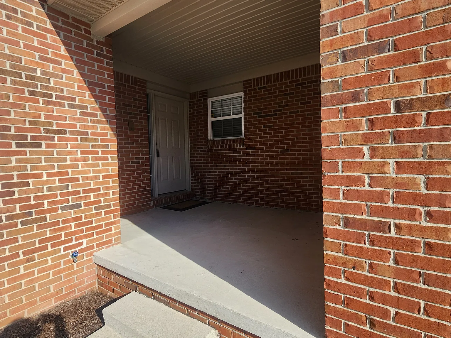 3 bed, 2.5 bath, 1816 sqft, $2,400 — Photo 2