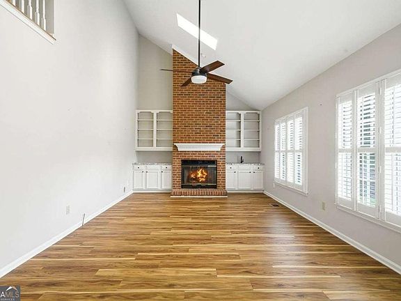 3rd image of 120 N Hillbrooke Trl
