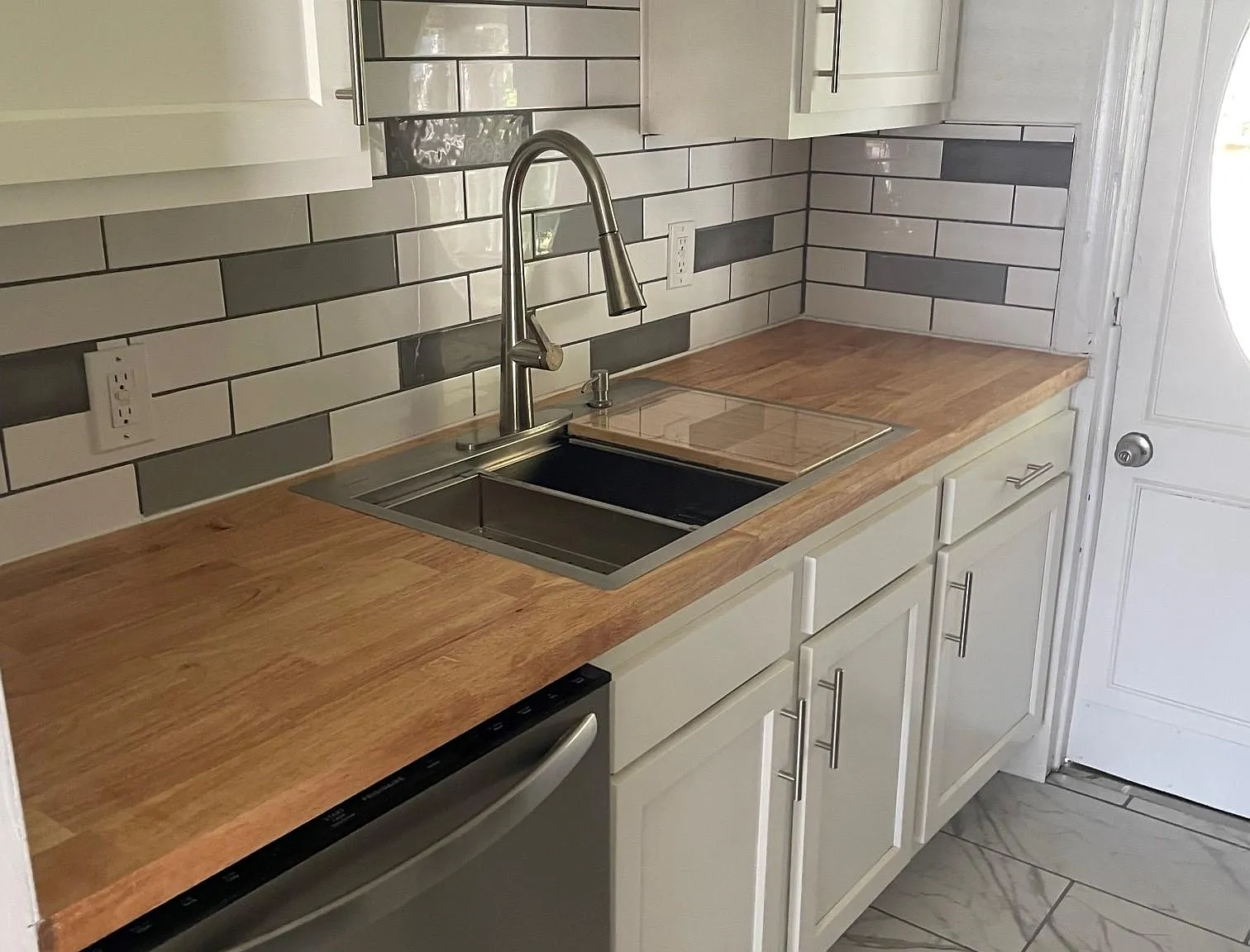 3 bed, 1000 sqft, $1,700 — Photo 3