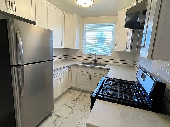 3rd image of 1215 N Hayworth Ave #207