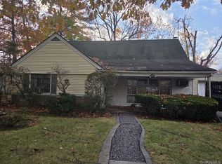 24 Bentley Rd, Great Neck, NY 11023