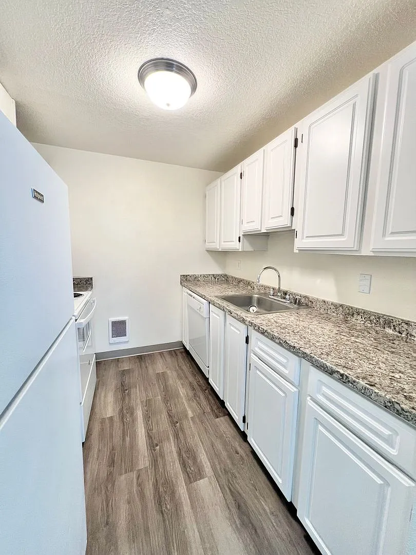 Willow Creek Apartments — Photo 2