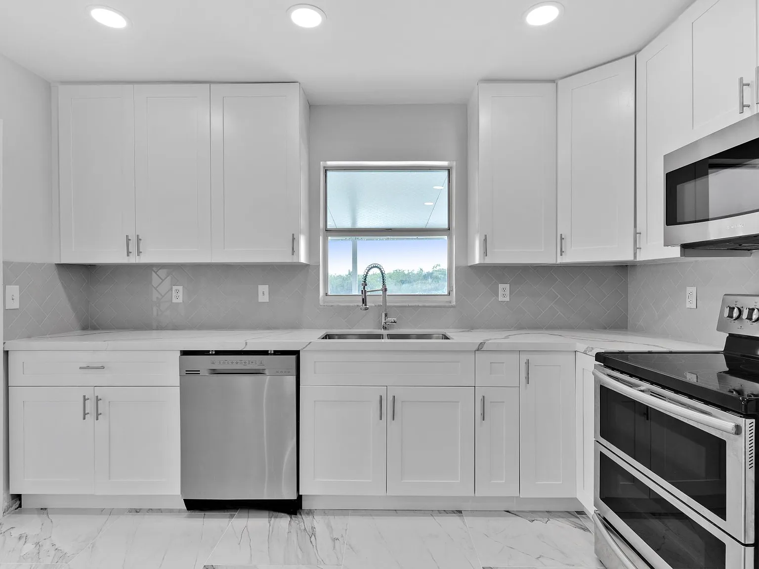710 SE 22nd Ln — Photo 3