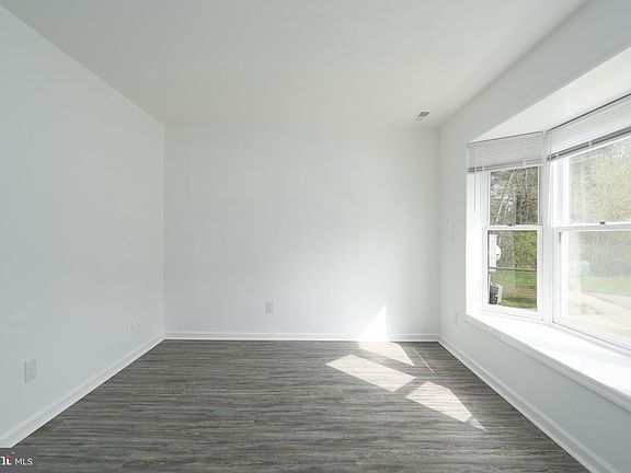 3rd image of 327 Thayer Ct