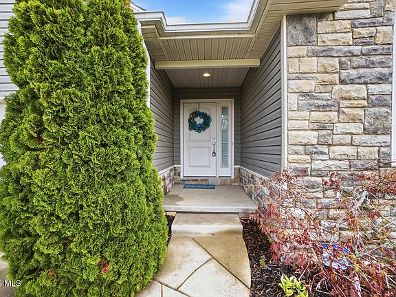 4th image of 812 Meadowchase Ln