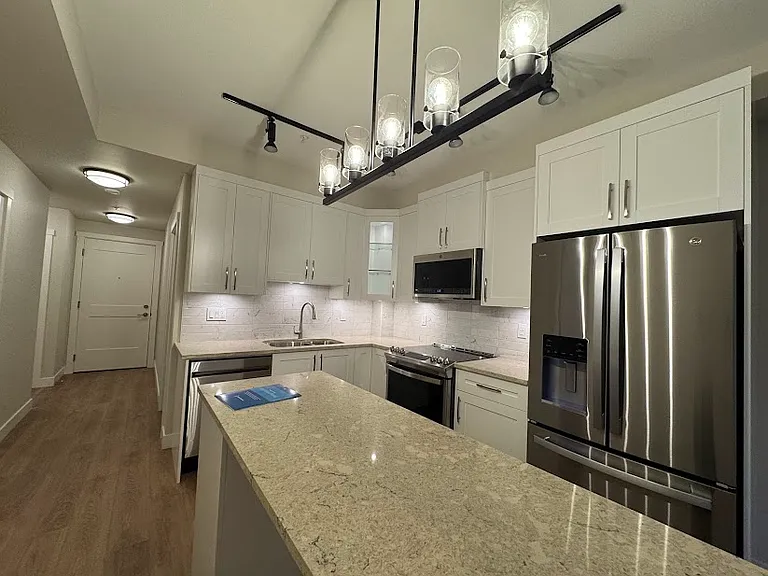 208b St — Photo 32