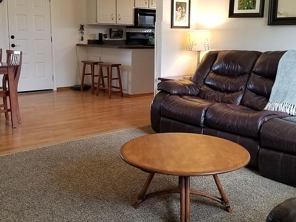 3rd image of 402 S Hoyne Ave