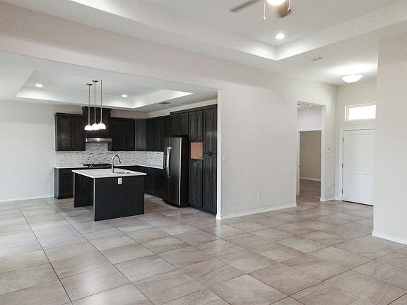 5th image of 401 John Irving Dr