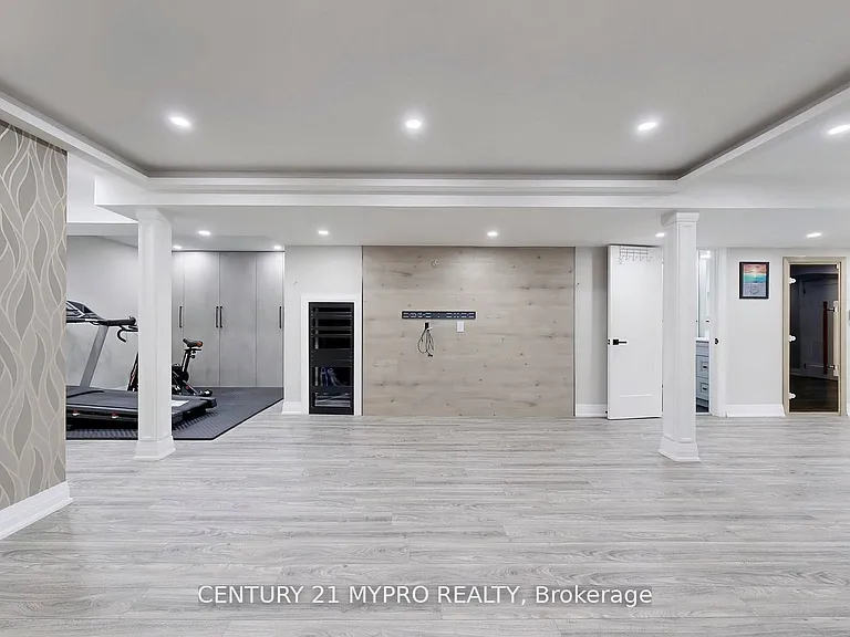 13 N Rexford Dr — Photo 26