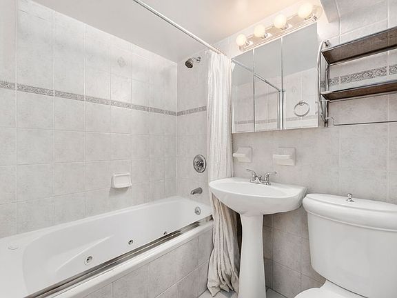 4th image of 142 W 82nd St APT 6