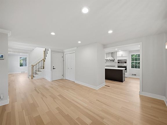 5th image of 150 Maple Dr