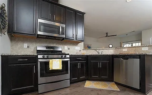 3 bed, 2.5 bath, 1638 sqft, $2,050 — Photo 3