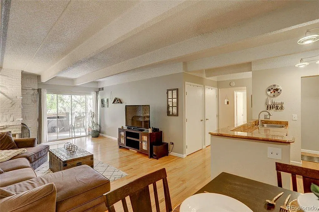 2 bed, 1.5 bath, 927 sqft, $2,175 — Photo 2