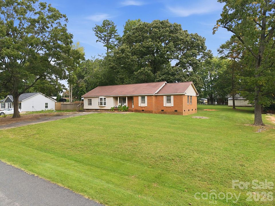 1st image of 205 Pine Ct