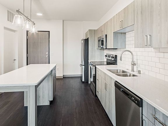4th image of 2420 E Capitol Dr #302