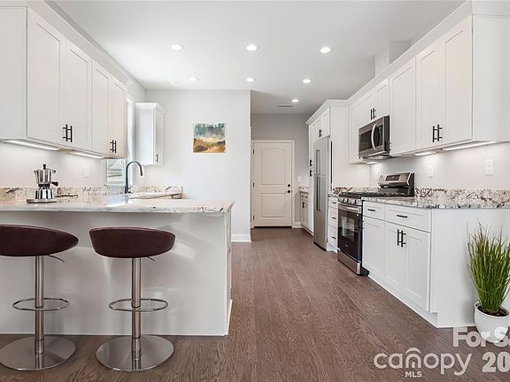 3rd image of 827D Wynnshire Dr #62