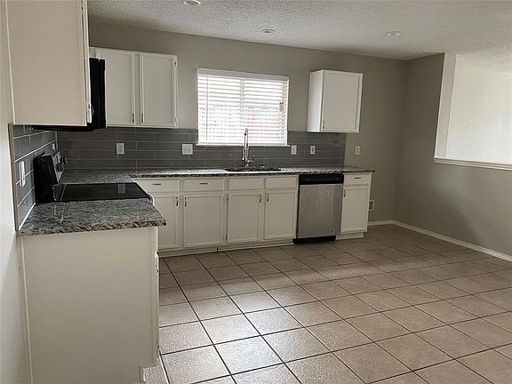 5th image of 1558 Crown View Dr