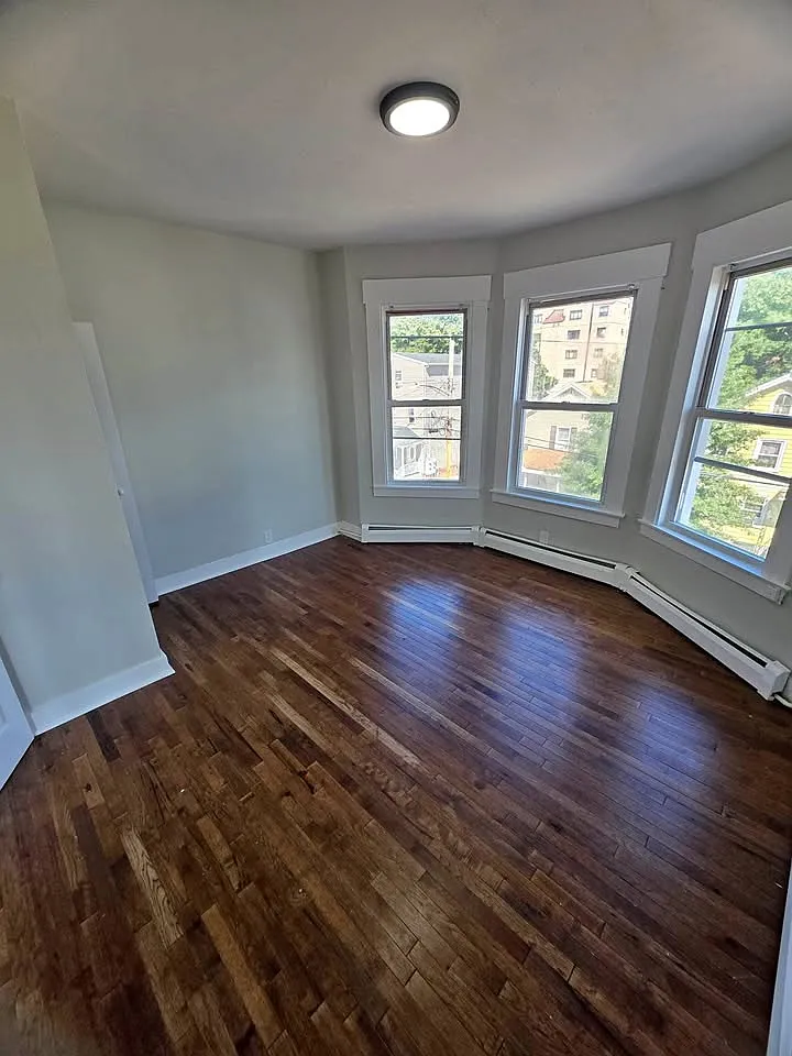 3 bed, 1.5 bath, 900 sqft, $1,900 — Photo 2