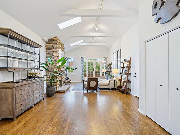2nd image of 637 W Wrightwood Ave APT 5W