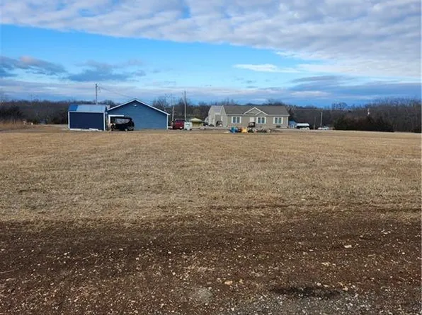 13 Newberry Dr, Linn Valley, KS 66040