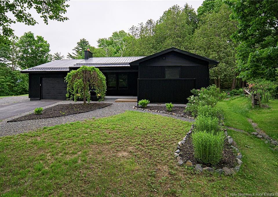 1st image of 34 Simcoe Ct