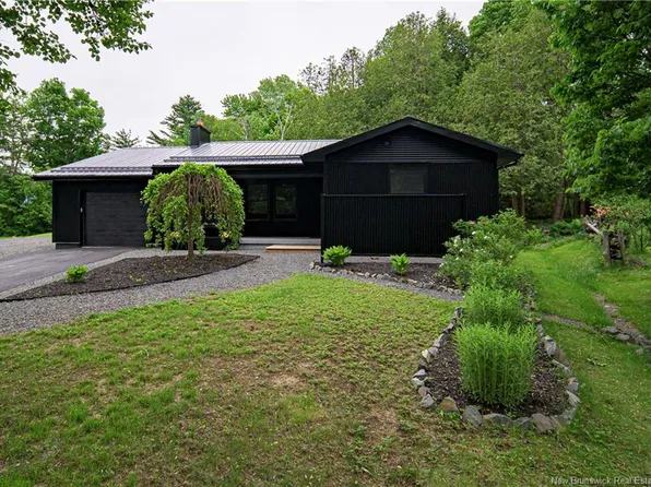 34 Simcoe Ct, Fredericton, NB E3B 2W9