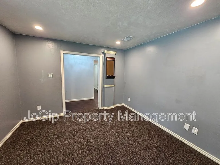 216 Wesley Dr — Photo 10