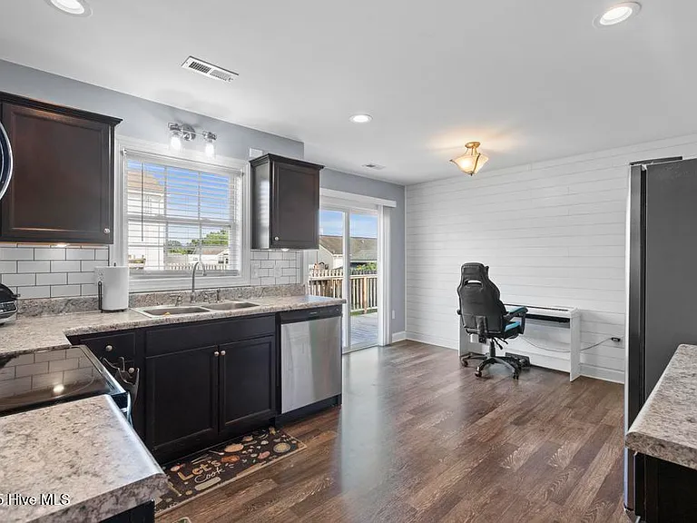 301 Pine Ridge Ln — Photo 8