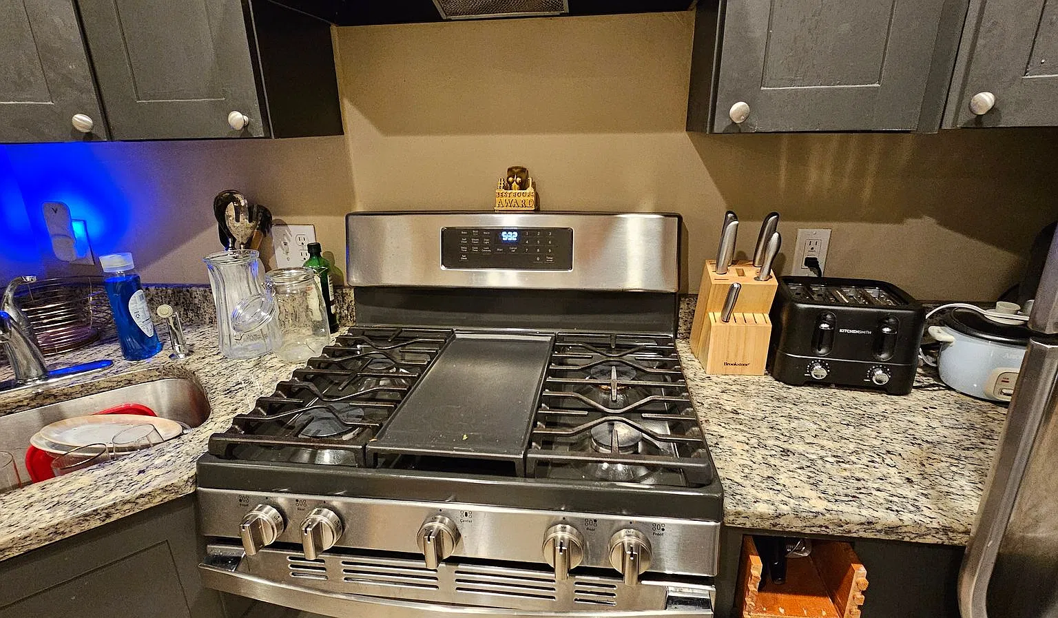 $500 Rebate Upon Closing! Luxury Apt. Near BU Campus. Ht/HW Included. — Photo 4