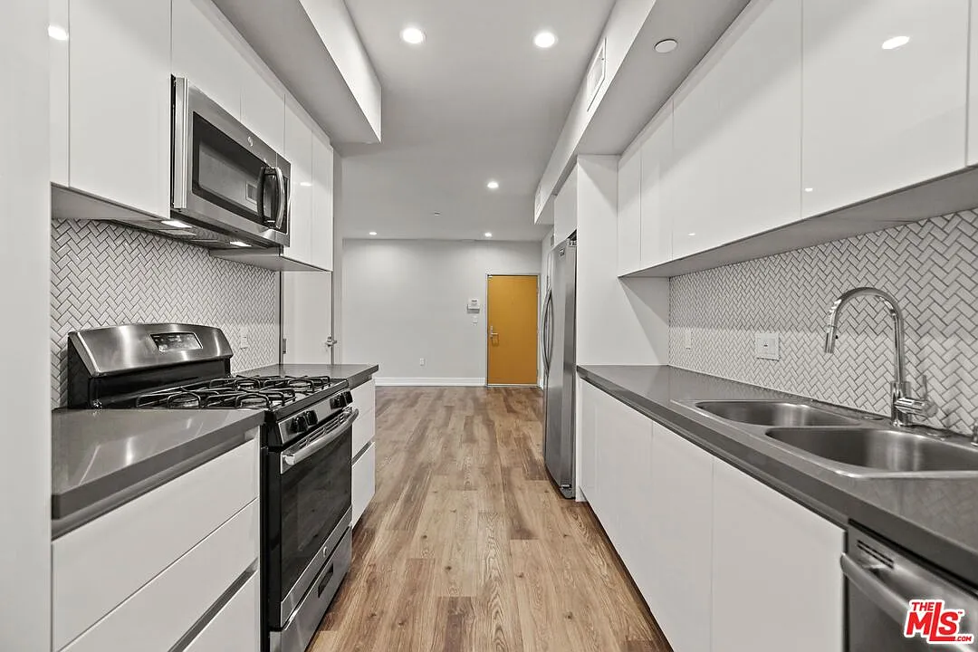 Building Photo - 838 N Hudson Ave #101