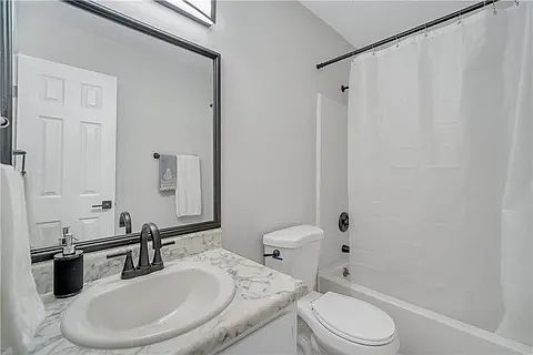 2nd image of 905 Highland Dr