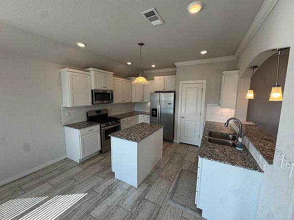 4th image of 4401 W Havana Ave