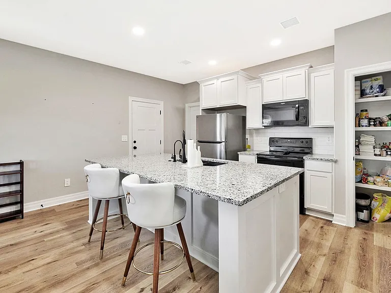 932 N Cloverleaf St — Photo 15