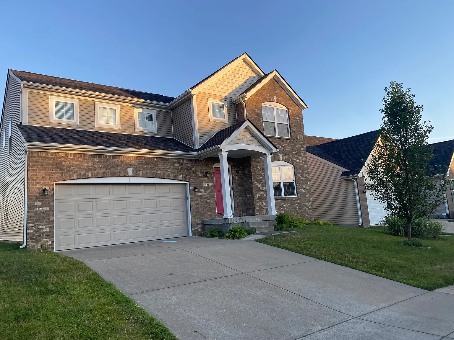 4 bed, 2323 sqft, $2,800 — Photo 2