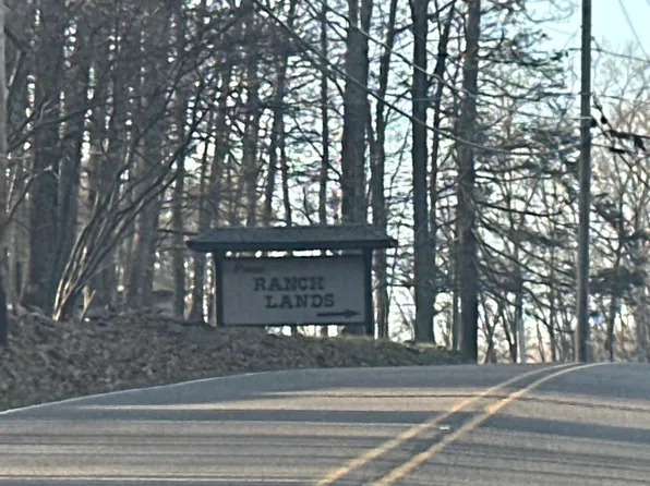 3100 Bob Cat Dr, Bushkill, PA 18324