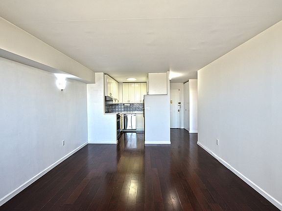4th image of 301 Cathedral Pkwy #18E