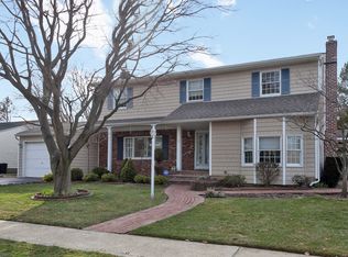 5 Daniel Dr, Farmingdale, NY 11735
