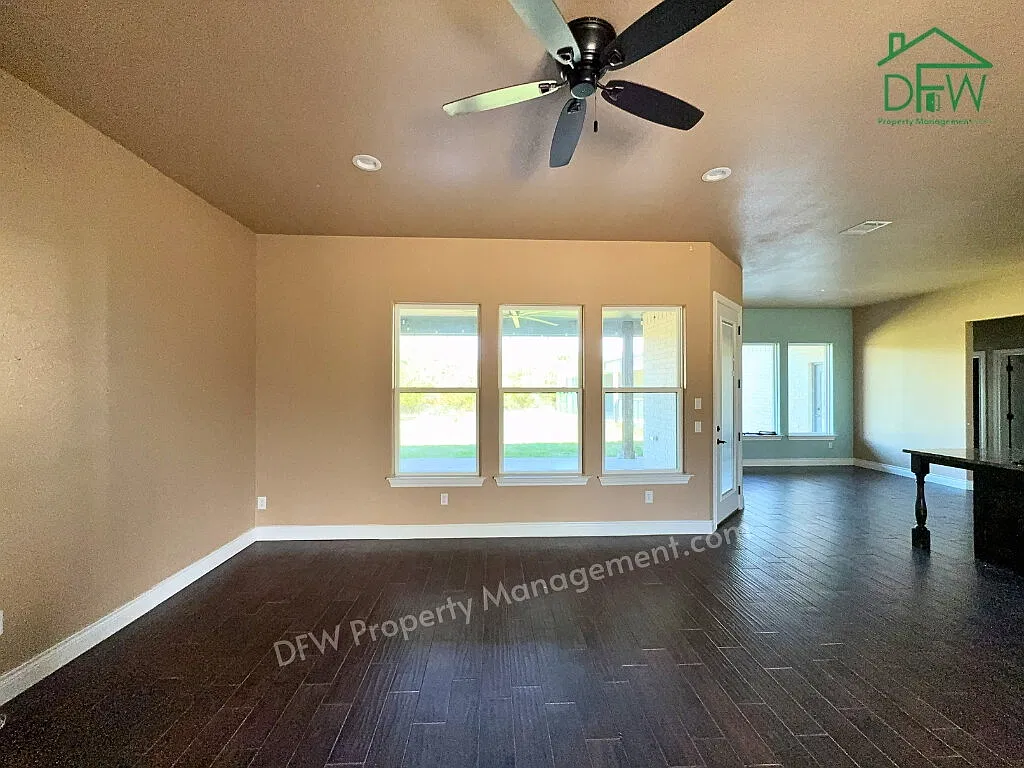 4 bed, 3.0 bath, 2410 sqft, $3,695 — Photo 4