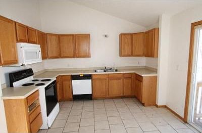 4th image of 559 Arlington Ave E