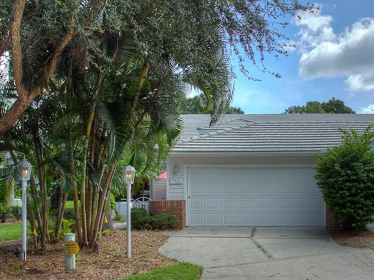 7911 Whitebridge Gln — Photo 32