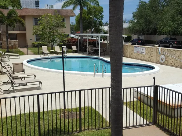 421 NE 1st St APT 211, Hallandale, FL 33009