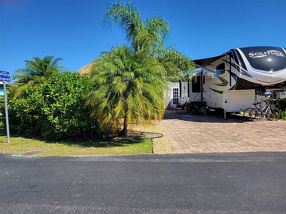 3rd image of 545 SW 40th Cove