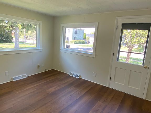 Front bonus room/office