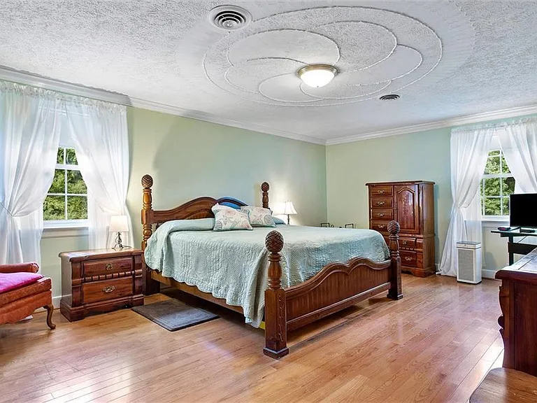 814 Duck Pond Rd — Photo 11