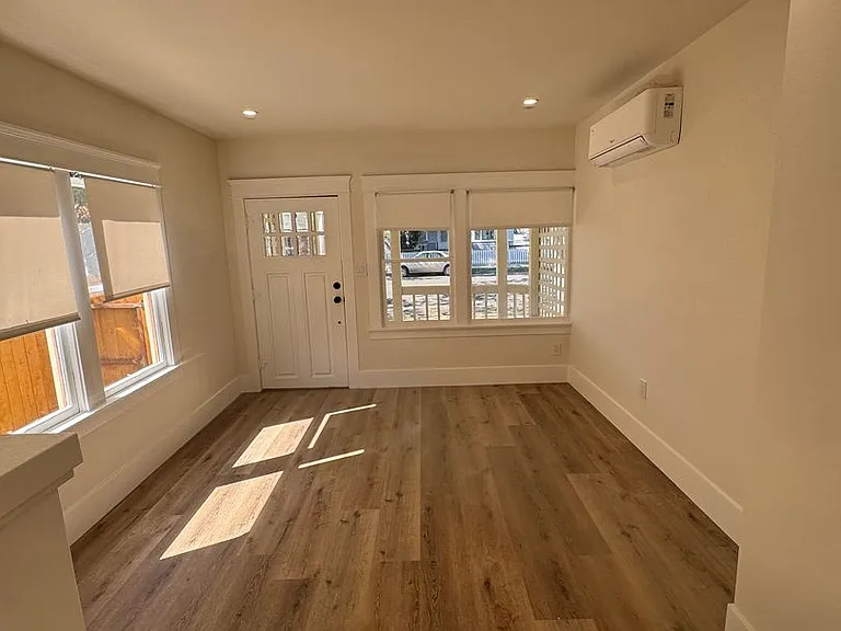 422 E Walnut — Photo 8