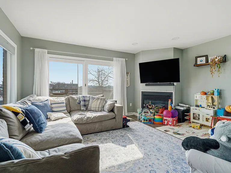 131 Meridan St #1 — Photo 5