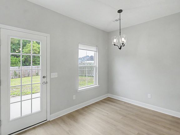 5th image of 547 Fairview Cir