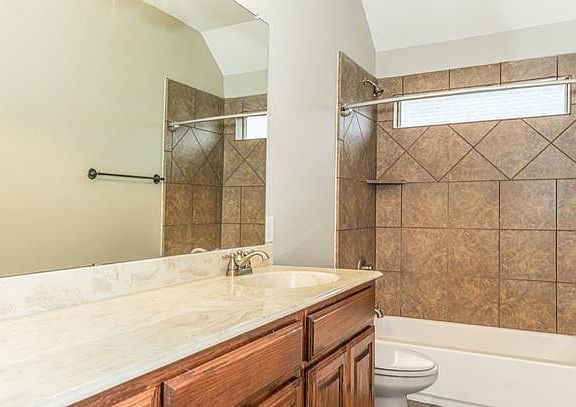5th image of 5204 Woodglen Ln